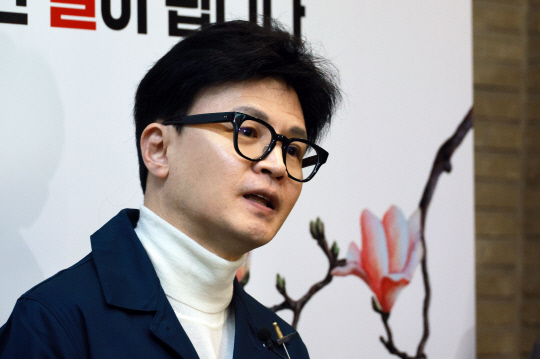 한동훈 국민의힘 비상대책위원장이 29일 오전 서울 여의도 국민의힘 중앙당사에서 취재진 질문에 답하고 있다. 연합뉴스